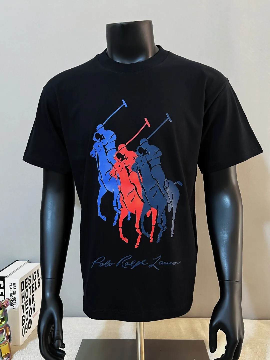 P140 Ralph Lauren 2026ss new spring and summer three-color logo equestrian knight print round-neck short-sleeved T-shirt; new products are available on the official website at the same time; strictly control the size of the LOGO; color matching and color matching; simple, fashionable and low-key connotation; selection of 240g double yarn pure cotton fabric; tight threaded neckline; back body crimping and boning; factory high-temperature anti-shrinkage process; not easy to deform and shrink after washing; essential clothing for three seasons; color: black White, sizes XS-L (can wear up to 200 pounds)
